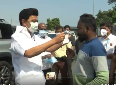 tamil nadu cm stalin distributes masks to public to create awareness on covid norms in chennai | CoronaVirus Live Updates : कोरोनाचा वाढता धोका ओळखून 'हे' मुख्यमंत्री उतरले रस्त्यावर; लोकांना वाटले मास्क, Video व्हायरल