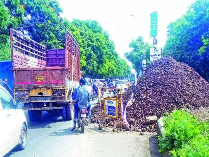 The work of the arches caused the road to be narrow | कमानीच्या कामामुळे रस्ता झाला अरुंद