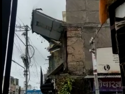 The wall of the old building collapsed, type on Mahadwar Road | जुन्या इमारतीची भिंत कोसळली, महाद्वार रोडवरील प्रकार