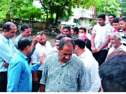 Corporator, two officials of the corporation | नगरसेवकासह पालिकेच्या दोन अधिकाऱ्यांना कोंडले - : नागरिकांचा उद्रेक