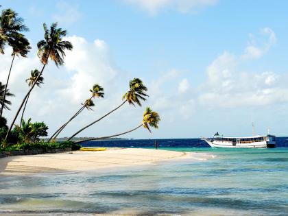 निळाशार समुद्र आणि निळसर आकाश; ही 5 ठिकाणं आहेत निसर्गाचा आविष्कार