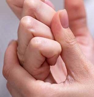 बोटं मोडल्याने हाडं कमजोर होतात किंवा काही समस्या होतात का? पाहा काय सांगतं संशोधन