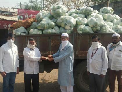 Humanity ... The overflowing cabbage tractor sold overnight and the victim returned to happiness in nandubar | माणूसकी... मातीमोल होणाऱ्या कोबीचा ट्रॅक्टर रातोरात विकला अन् बळीराजा आनंदात घरी परतला 