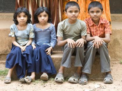 Mysterious story of Kerala Kodinhi village where more than 400 pairs of twins are living | केरळच्या या गावात आहेत ४०० पेक्षा अधिक जुळी मुले, रहस्य उलगडण्यात वैज्ञानिकही हैराण