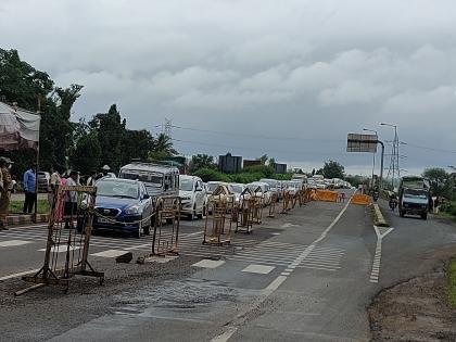 Karnataka entry becomes even tougher Queens of vehicles at Kognoli checkpost | कर्नाटक प्रवेश बनला आणखीनच खडतर, कोगनोळी चेकपोस्टवर वाहनांच्या रांगाच रांगा