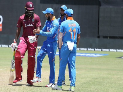 India vs West Indies ODI : Virat Kohli dances on local tunes with Chris Gayle during rain break | India vs West Indies ODI : ...अन् जेव्हा क्रिस गेल आणि कोहली मैदानातच थिरकतात