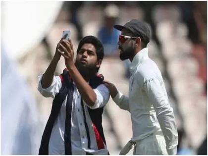 IND vs WI: cricket case filed against fan for taking on field selfie with virat kohli | IND vs WI : 'विराटसेल्फी' पडणार महागात; तुरुंगाची हवा खावी लागणार...
