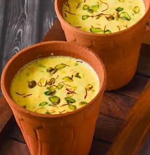 अमृतासारखे कोजागरी स्पेशल दूध करण्यासाठी खास दूध मसाला, घरीच पाच मिनिटात मसाला करण्याची रेसिपी