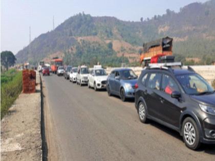 Crowds of tourists in Konkan | कोकणात पर्यटकांची गर्दी; कोरोनाचा पडला विसर, गोवा महामार्ग गजबाजला