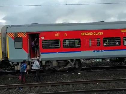 Not applicable on carriage platforms; Left or right down is not the same for passengers! | गाडी फलाटावर लागूक नाय; डावीकडे की उजवीकडे खैसून उतूरुचा ताच प्रवाशांका कळोक नाय!