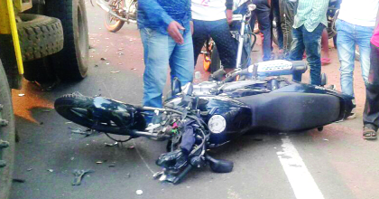 Two killed in an accident near the mango | आंब्याजवळ अपघातात दोघे ठार