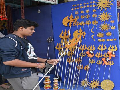 Craftsmanship for three months on steel jewellery; Crown, Trishul preferred by Ganesha devotees | स्टीलच्या आभूषणांवर तीन महिन्यांपासून कलाकुसर; किरीट, त्रिशूळला गणेश भक्तांची पसंती 