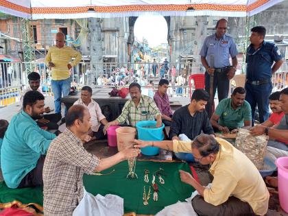 Ambabai's golden ornaments were cleaned on the occasion of Sharadiya Navratri festival | Kolhapur: नवरात्रोत्सवनिमित्त अंबाबाईचे सुवर्णालंकार झाले लख्ख