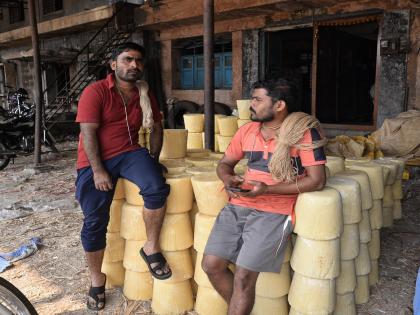 In the Kolhapur Agricultural Produce Market Committee the strike of farmers stopped the turnover worth crores | गुळाचे गुऱ्हाळ: हमाल ठाम, हवे कष्टाचे योग्य दाम; कामबंद आंदोलनामुळे कोट्यवधीची उलाढाल ठप्प