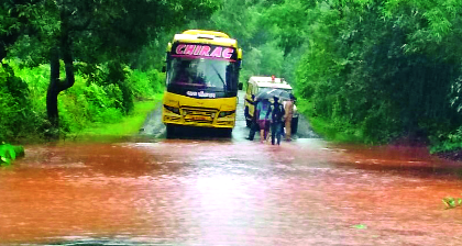 Kolhapur-Gaganbawda road jam | कोल्हापूर-गगनबावडा मार्ग ठप्प