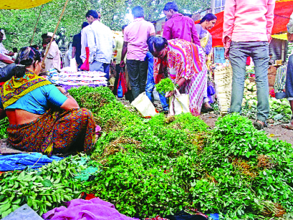 Vegetables, onion, cotton, because of the inward crunch | आवक मंदावल्याने भाजीपाला, कांदा कडाडला