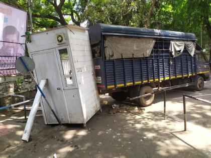 Prisoner's van breaks down in chaos, incident in CPR area kolhapur | कैद्यांच्या व्हॅनचा ब्रेक झाला निकामा अन् उडाला गोंधळ, सीपीआर परिसरातील घटना