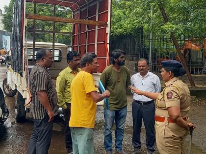 because there was no place for Christians to bury the dead, the brother took the body of his sister and protested In Kolhapur | Kolhapur: दफन करण्यासाठी जागा नाही, बहिणीचा मृतदेह घेऊन भावाने केले आंदोलन