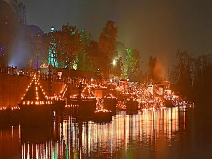 Panchganga Ghat lit up with 51 thousand lights, the end of Diwali festival in Kolhapur | Kolhapur: ५१ हजार दिव्यांनी उजळला पंचगंगा घाट, दीपावली पर्वाची सांगता