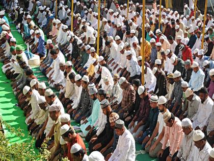 Ramadan Eid in the traditional manner of the Muslim brothers; Prayed for the unity, happiness and peace of the country | मुस्लीम बांधवांची परंपरागत पद्धतीने रमजान ईद; देशाची एकात्मता, सुख, शांती अबाधित राहावी यासाठी केली प्रार्थना