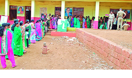 Polling in 87.55 percent voting for the Gram Panchayat in Kolhapur district | कोल्हापूर जिल्ह्यात ग्रामपंचायतीसाठी ईर्ष्येने ८७.५५ टक्के मतदान