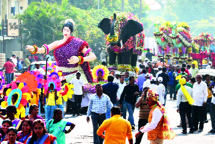 In the world of Kolhapurkar Rally Flowers | कोल्हापूरकर रमले फुलांच्या दुनियेत