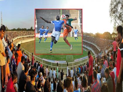 Kolhapur Shahu Chhatrapati KSA Football League begins A huge crowd of football lovers came to the ground to watch the first match | हाऊसफुल्ल गर्दीने कोल्हापुरात फुटबॉल हंगामाचा किक-ऑफ, शिवाजी तरुण मंडळाची विजयी सलामी