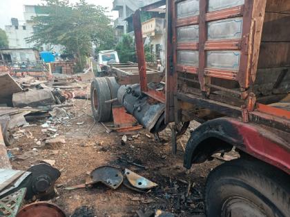 Truck diesel tank explodes in debris, two seriously | Kolhapur news: भंगारातील ट्रकच्या डिझेल टाकीचा स्फोट, दोघे गंभीर