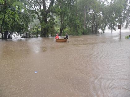 Panchgange crossed the warning level, rain disrupted life in Kolhapur district | पंचगंगेने इशारा पातळी ओलांडली, कोल्हापूर जिल्ह्यात पावसाने जनजीवन विस्कळीत