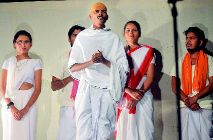 '55 crores and killing Gandhi ': The drama that makes love and faith about Gandhiji | ‘५५ कोटी नि गांधी हत्या’: गांधीजींबद्दल प्रेम, आस्था निर्माण करणारे नाटक