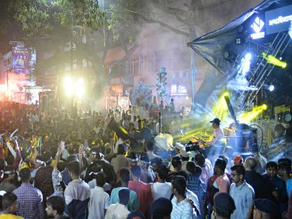 A serious incident in Kolhapur after falling from a tempo while dancing in a procession | मिरवणुकीत नाचताना टेम्पोवरून पडून एक गंभीर, कोल्हापुरातील घटना