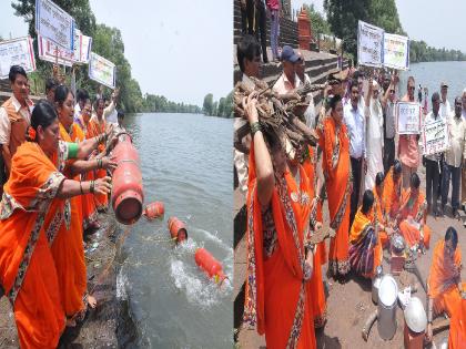 Gas Cylinder price hike: Women throw gas cylinders in Panchganga in Kolhapur | Gas Cylinder price hike: कोल्हापुरात महिलांनी 'पंचगंगेत' फेकल्या गॅस 'सिलिंडरच्या टाक्या'