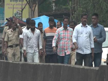 While taking the accused to the court, the Kolhapur police car stalled | व्हॅन रस्त्यातच बंद पडली, आरोपींसह पोलिसांची कोर्टापर्यंत पायपीट, कोल्हापूर पोलिसांचा भोंगळ कारभार