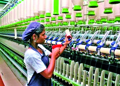 Textile industry's turnover declined by 40 percent | वस्त्रोद्योगाच्या उलाढालीत तब्बल ४० टक्क्यांची घट