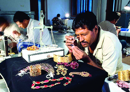 Gold and silver prices fall; Shot in the industry | सोने-चांदी खरेदीत घट; सराफ उद्योगाला फटका