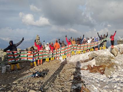 Climbers from Kolhapur hoist 74 tricolor pylons on 13,000 feet peak in Uttaranchal | कोल्हापुरातील गिर्यारोहकांच्या चमूने १३ हजार फूट शिखरावर फडकविले ७४ तिरंग्यांचे तोरण, उणे दहा डिग्रीमध्ये मोहीम फत्ते