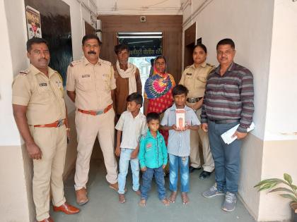 It was the father who dropped the children from Pune to Kolhapur by train, Kolhapur police rushed to help | बापानेच मुलांना सोडले..कोल्हापूर पोलिस माणुसकीला जागले; जिंतूरची मुले आजी-आजोबांकडे सुखरूप 