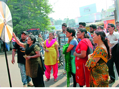 Maharashtra is not in the shop for shopping, but is offline | महाराष्ट्र शॉपिंगसाठी दुकानात नव्हे, तर जातोय आॅनलाईन