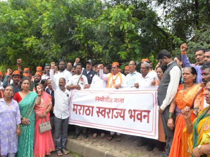 A plaque for Maratha Bhavan was installed on the land given by the government to Mahatma Phule Sanstha in Kolhapur | कोल्हापुरात सावित्रीबाई फुले संस्थेला शासनाने दिलेल्या जागेवर लावला मराठा भवनचा फलक A plaque for Maratha Bhavan was installed on the land given by the government to Mahatma Phule Sanstha in Kolhapur | कोल्हापुरात सावित्रीबाई फुले संस्थेला शासनाने दिलेल्या जागेवर लावला मराठा भवनचा फलक