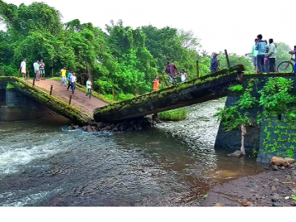 Morohol Falls on the Rivers collapses | मोरओहोळ ओढ्यावरचा पूल कोसळला