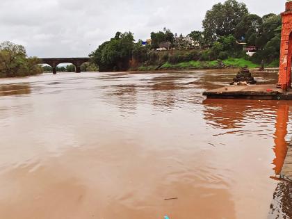 the water level of the rivers has decreased due to the decrease in the intensity of rain In Kolhapur district | कोल्हापूर जिल्ह्यात पावसाची उसंत; पंचगंगेची पातळी फुटाने कमी