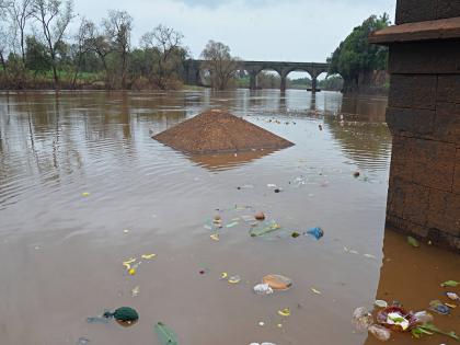 Water level of Panchgange drops by three and a half feet 164 citizens displaced in Kolhapur district | पंचगंगेची पाणीपातळी साडेतीन फुटांनी उतरली, कोल्हापूर जिल्ह्यात १६४ नागरिक स्थलांतरितच Water level of Panchgange drops by three and a half feet 164 citizens displaced in Kolhapur district | पंचगंगेची पाणीपातळी साडेतीन फुटांनी उतरली, कोल्हापूर जिल्ह्यात १६४ नागरिक स्थलांतरितच