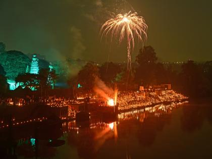 Kolhapur Panchganga Ghat lit up with lights on the occasion of Tripurari Purnima | त्रिपुरारी पौर्णिमेनिमित्त दिव्यांनी उजळला कोल्हापुरातील पंचगंगा घाट, रांगोळीतून सामाजिक संदेशाबरोबरच प्रचार