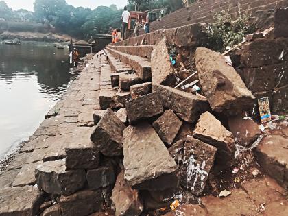 Steps of Panchganga Ghat dislodged, Ignoring the plight of the ghat | Kolhapur- पंचगंगा घाटाच्या पायऱ्या निखळल्या, काँक्रीट निघाले; घाटाच्या दुरवस्थेकडे दुर्लक्ष 