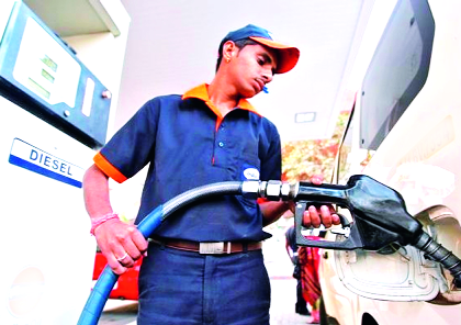 When will the stopping of the employees of petrol pump? | पेट्रोल पंप कामगारांची परवड थांबणार कधी?