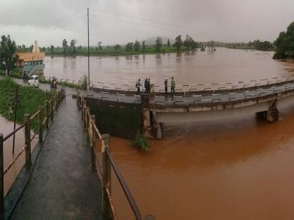 Continuous rains in Kolhapur district, Towards Panchganga River warning level, 55 dams under water | Rain Update Kolhapur: कोल्हापूरकरांची धाकधूक वाढली; पंचगंगा इशारा पातळीकडे, ५५ बंधारे पाण्याखाली