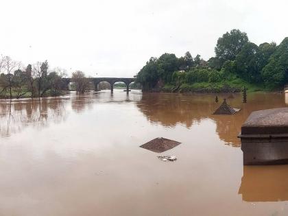 Due to heavy rains Panchganga overflows for the third time, ५१ Bandhare in Kolhapur district under water | धुवाधार पावसामुळे पंचगंगा तिसऱ्यांदा पात्राबाहेर, कोल्हापूर जिल्ह्यातील ५१ बंधारे पाण्याखाली