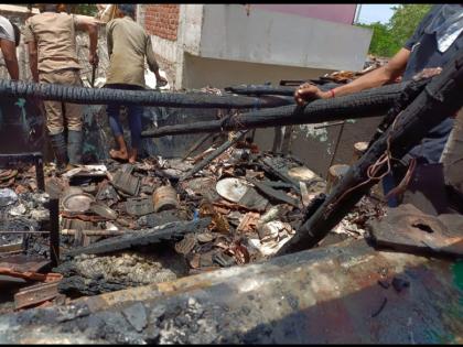 Gas cylinder explosion in Rajendranagar kolhapur city; houses were burnt down | राजेंद्रनगरात गॅस सिलिंडरचा स्फोट; दुमजली तीन घरे खाक, खिडकीतून उड्या मारुन महिलांनी स्वता:चा जीव वाचवला