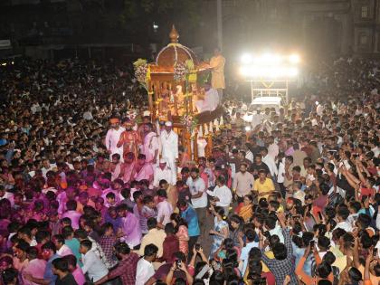 Ambabai Rathotsav ceremony was held in a devotional atmosphere | ‘अंबामाता की जय'चा गजर, आकर्षक विद्युत रोषणाई, फुलांचा वर्षाव अन् भाविकांच्या प्रचंड गर्दीत रथोत्सव सोहळा