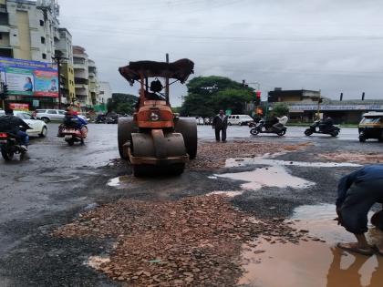 the pre monsoon patchwork has washed away In Kolhapur | कोल्हापुरात पावसाळ्यापूर्वी केलेले पॅचवर्क गेले वाहून, मुरमाच्या पॅचवर्कमुळे रस्त्यांवर चिखल